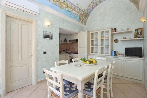 Dapur atau dapur kecil di Pontone on the sea apartment