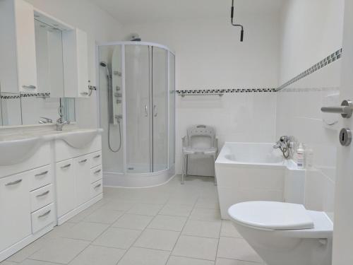 グレーミッツにあるStrandfeeの白いバスルーム(洗面台、シャワー付)