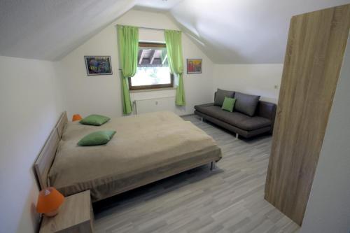 ヴィンターベルクにあるFerienwohnung Neagu mit 2 Apartementsの小さなベッドルーム(ベッド1台、ソファ付)