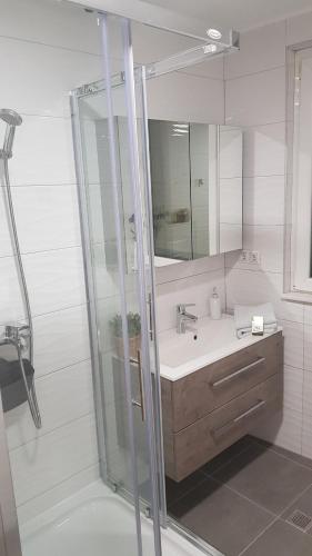Ένα μπάνιο στο Galeria Nura
