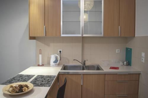 Zdjęcie z galerii obiektu Modern apartment, EXCELLENT and VIBRANT location!! w Atenach