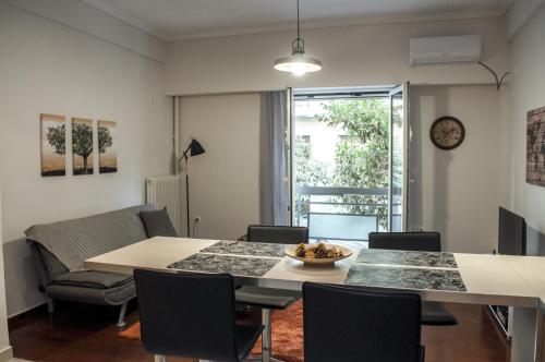 アテネにあるModern apartment, EXCELLENT and VIBRANT location!!のダイニングルーム(テーブル、椅子付)