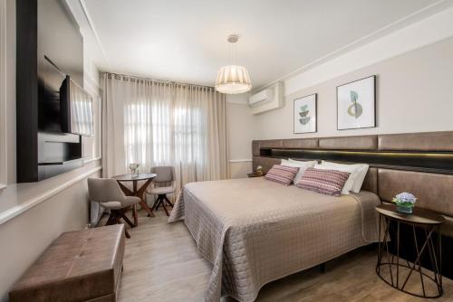a hotel room with a bed and a table at Hotel Casacurta in Garibaldi