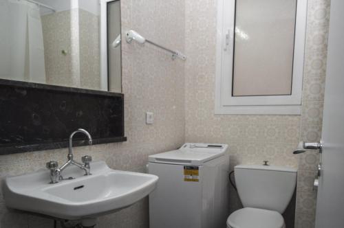 Vonios kambarys apgyvendinimo įstaigoje Modern flat, VIBRANT and EXCELLENT spot!!