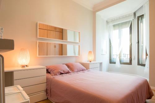 マドリードにあるNew Apartment Retiro Park 6paxのベッドルーム1室(ベッド1台、ドレッサー、窓付)