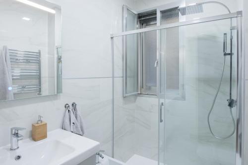 マドリードにあるNew Apartment Retiro Park 6paxの白いバスルーム(シャワー、シンク付)