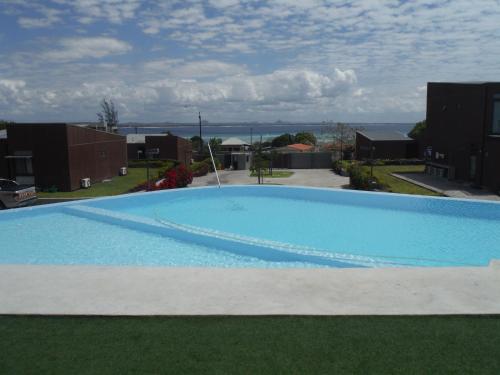 The swimming pool at or close to Condomínio Veloso