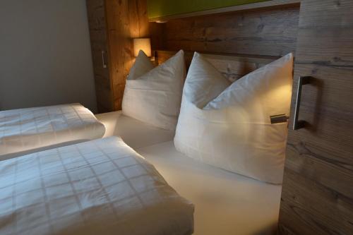 Ein Bett oder Betten in einem Zimmer der Unterkunft Pension Alpenblick