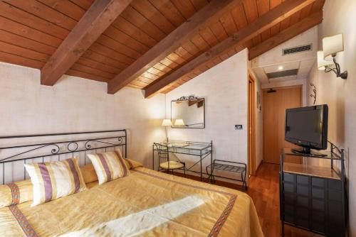 Llit o llits en una habitació de Hotel Marco Polo