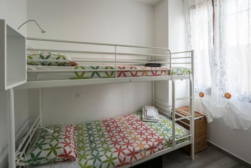 1 Schlafzimmer mit 2 Etagenbetten in einem Zimmer in der Unterkunft Appartamento Balkissa in San Felice del Benaco