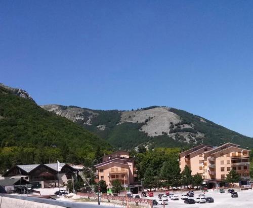 O vedere generală la munți sau o vedere la munte luată de la acest aparthotel