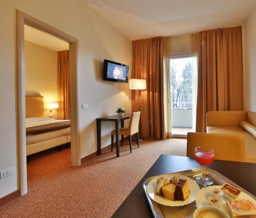 una habitación de hotel con una bandeja de comida en una mesa en Regal Residence, en Brescia