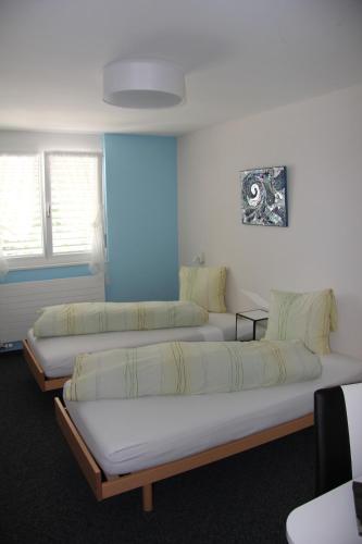 Habitación con 3 camas en una habitación en Hotel / Restaurant Post en Eschlikon