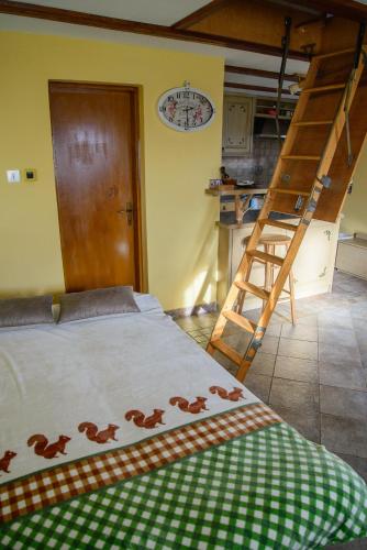 Katil atau katil-katil dalam bilik di Holiday Home Dobrotin