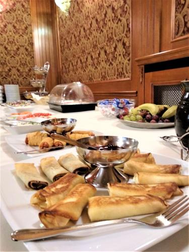 a table with a plate of food on it at Senator Gran Via in Będziemyśl