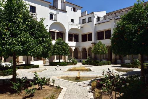 a building with a fountain in the middle of a courtyard at Pousada Convento de Vila Viçosa in Vila Viçosa