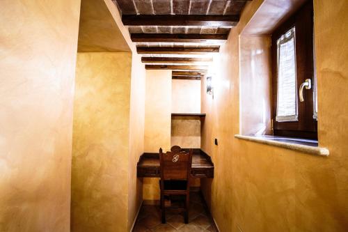 a hallway with a table and a chair in a room at Hotel Guerrinuccio in Celano