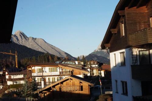 a town with buildings and mountains in the background at Appartmenthaus am Moosweg in Seefeld in Tirol