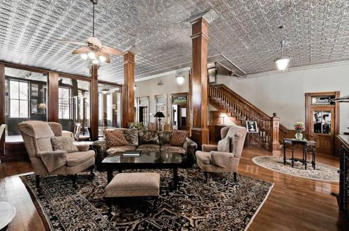a living room with a couch and chairs at New Orleans Hotel Eureka Springs in Eureka Springs