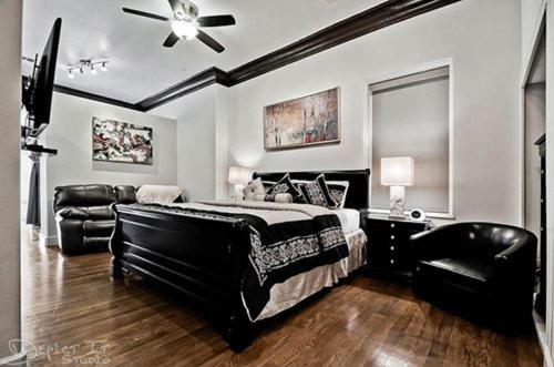 a bedroom with a bed and a couch and a ceiling fan at New Orleans Hotel Eureka Springs in Eureka Springs