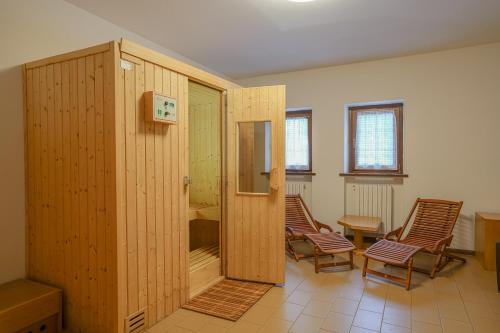 a waiting room with two chairs and a shower at GH Hotel Fratazza in San Martino di Castrozza