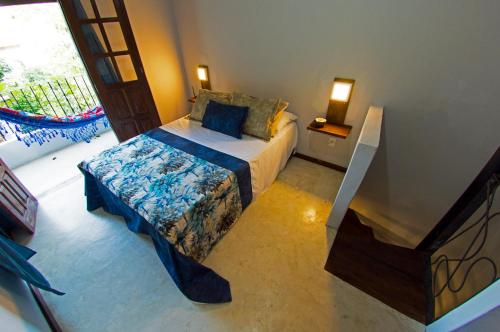 a bedroom with a bed and a window at Casinhas da Julieta in Morro de São Paulo