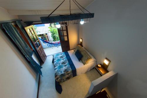 an overhead view of a bedroom with a bed and a balcony at Casinhas da Julieta in Morro de São Paulo