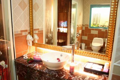 a bathroom with a sink and a mirror at Yatelanda Motel in Shalu