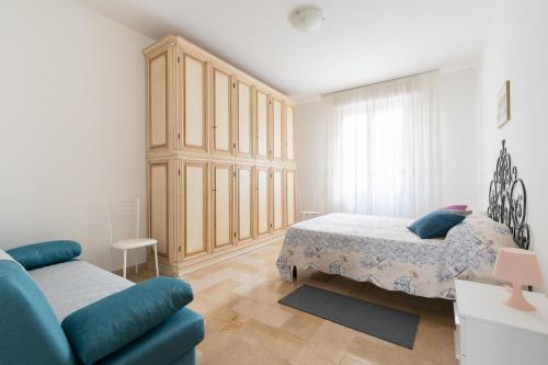 フィレンツェにあるCareggi Homeのベッドルーム1室(ベッド2台、青いソファ付)