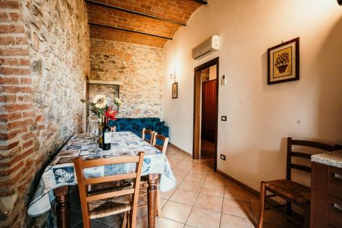 un comedor con una mesa larga y sillas en Casa Vacanze Ribocchi, en Campiglia Marittima