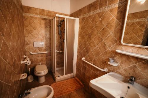 uma casa de banho com um chuveiro, um WC e um lavatório. em Casa Vacanze Ribocchi em Campiglia Marittima