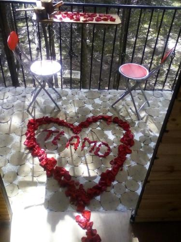 a heart made out of stones on the ground at Casa En El Árbol Con Sauna somos PETFRIENDLY in Pesca