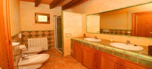 A bathroom at Finca Emilia