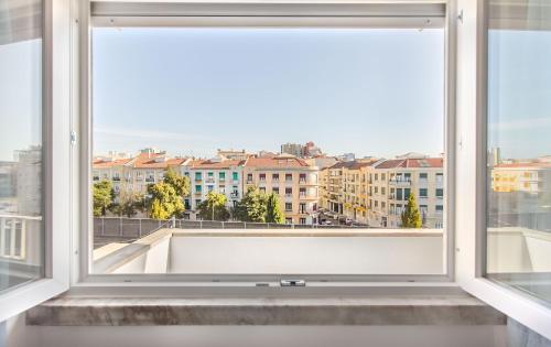 リスボンにあるRoma Cozy Flatの市街の景色を望む開口窓
