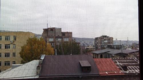 Blick auf eine Stadt mit Gebäuden und Dächern in der Unterkunft Lily's Apartment in Yerevan