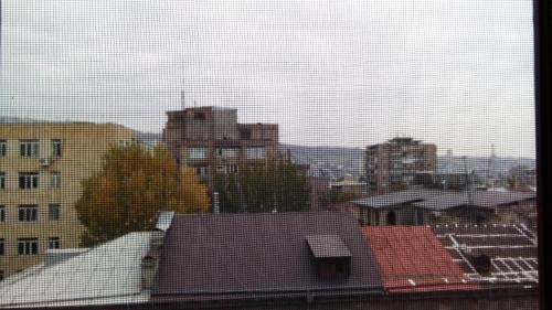 Una vista de una ciudad con edificios y tejados. en Lily's Apartment, en Ereván