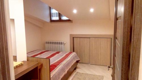 ein kleines Schlafzimmer mit einem Bett und einem Fenster in der Unterkunft Lily's Apartment in Yerevan