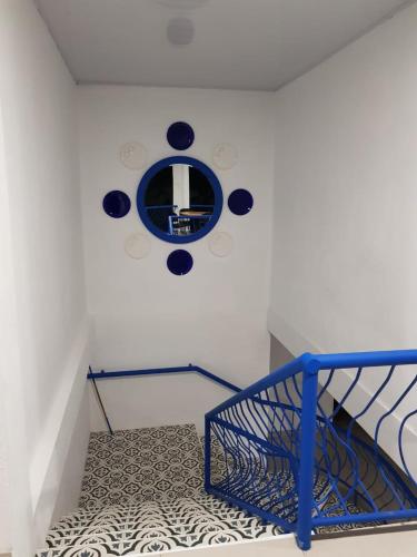 a room with a staircase with a mirror on the wall at Hotel Las Palmas de OSA in Ciudad Cortés
