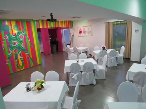 カシュテラにあるHotel Ballet Schoolの白いテーブルと白い椅子のある宴会場