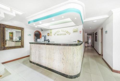 un restaurante con barra en el pasillo en Hotel Veleros Cartagena, en Cartagena de Indias