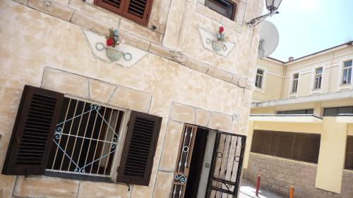 - un bâtiment en pierre avec deux portes et un portail dans l'établissement Casa Gio' - Casa Indipendente con cucina, à Sassari
