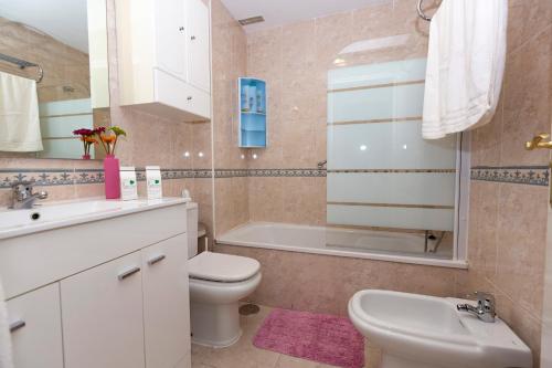 サンタクルス・デ・テネリフェにあるAdriana home centerのバスルーム(トイレ、洗面台、バスタブ付)