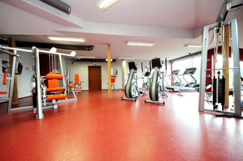 Fitness centrum a/nebo fitness zařízení v ubytování Hotel S-centrum