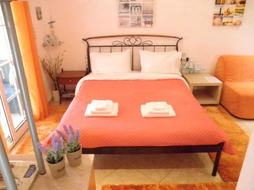 - une chambre avec un lit et 2 serviettes dans l'établissement Dreaming Stay, à Athènes