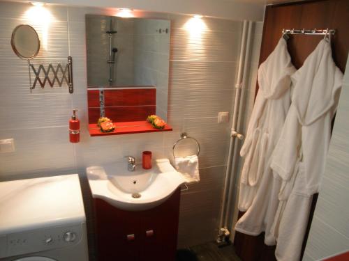 La salle de bains est pourvue d'un lavabo et d'une douche. dans l'établissement Dreaming Stay, à Athènes