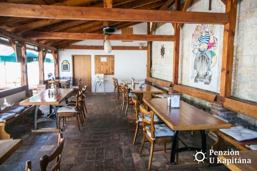 Reštaurácia alebo iné gastronomické zariadenie v ubytovaní Penzion U Kapitána