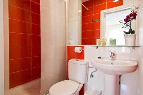 a bathroom with a toilet and a sink at Hostal Madrid Sol in Madrid