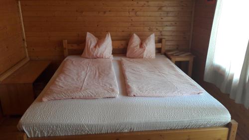 Säng eller sängar i ett rum på Hunor-Magor Vendégház