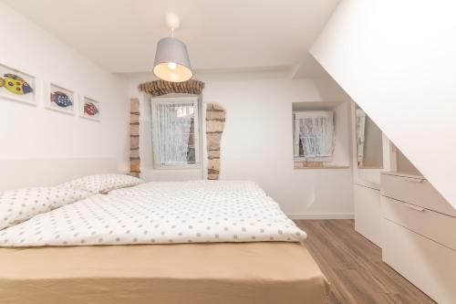Ein Bett oder Betten in einem Zimmer der Unterkunft Mariva Downtown apartment with free parking