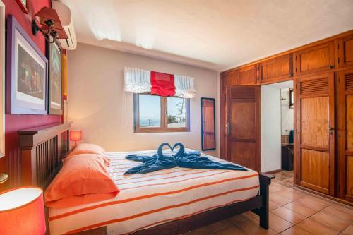 Un dormitorio con una cama con una cinta azul. en casa mira Vivienda vacacional, en Güime